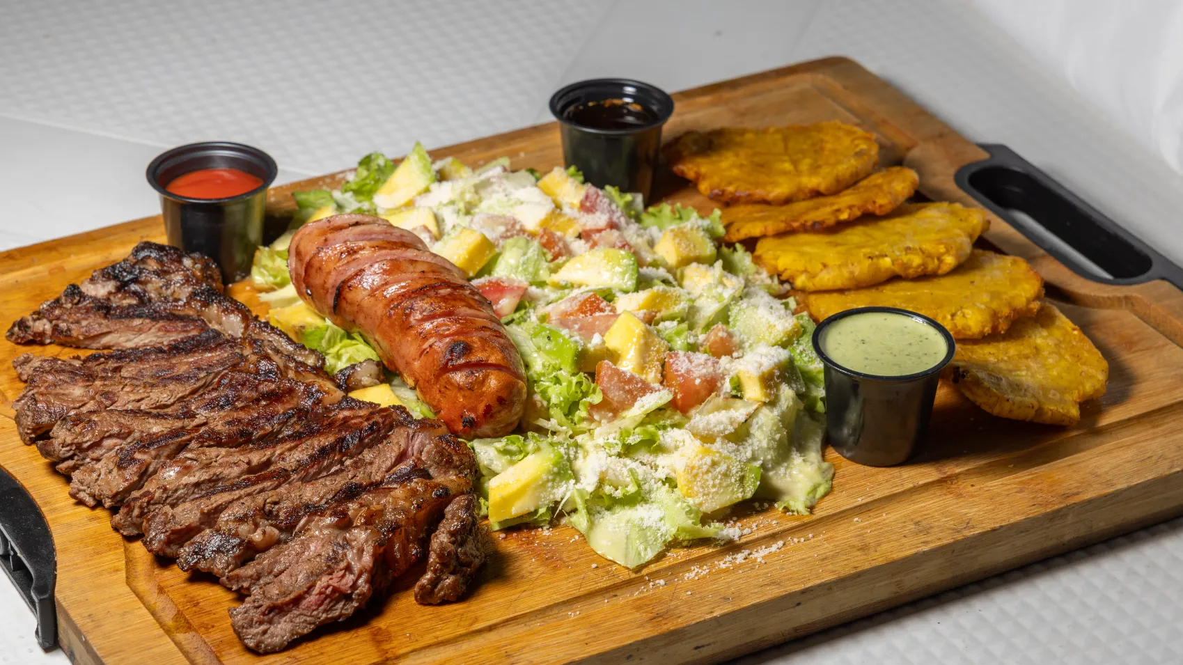 Plato principal fotografiado para restaurante dominicano