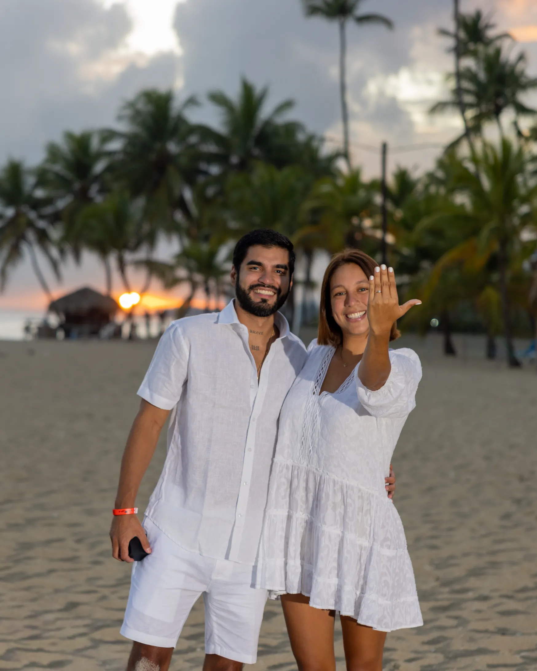 propuesta de matrimonio en Playa Juanillo con fotógrafo