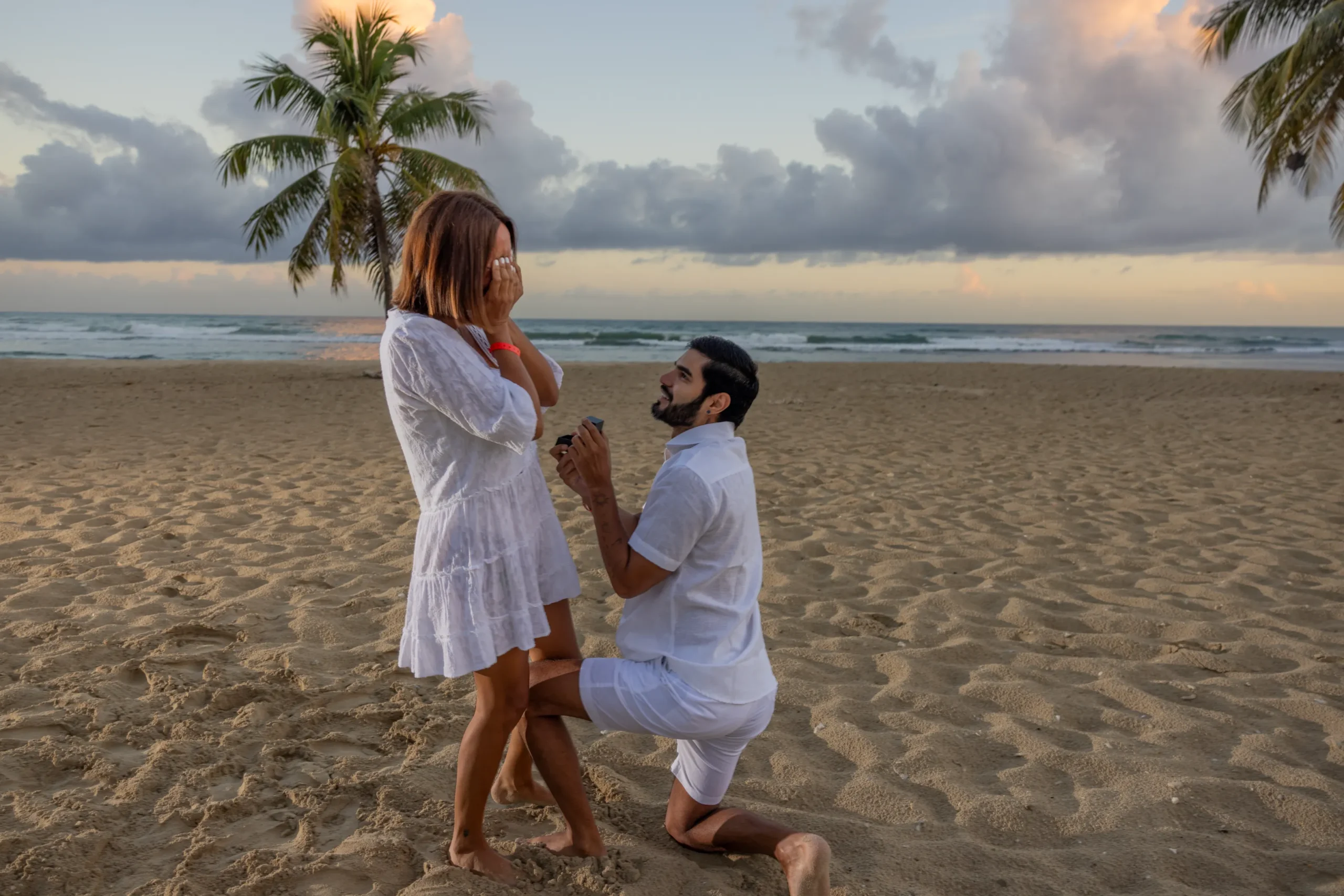 propuesta romántica en la playa de Cap Cana al atardecer