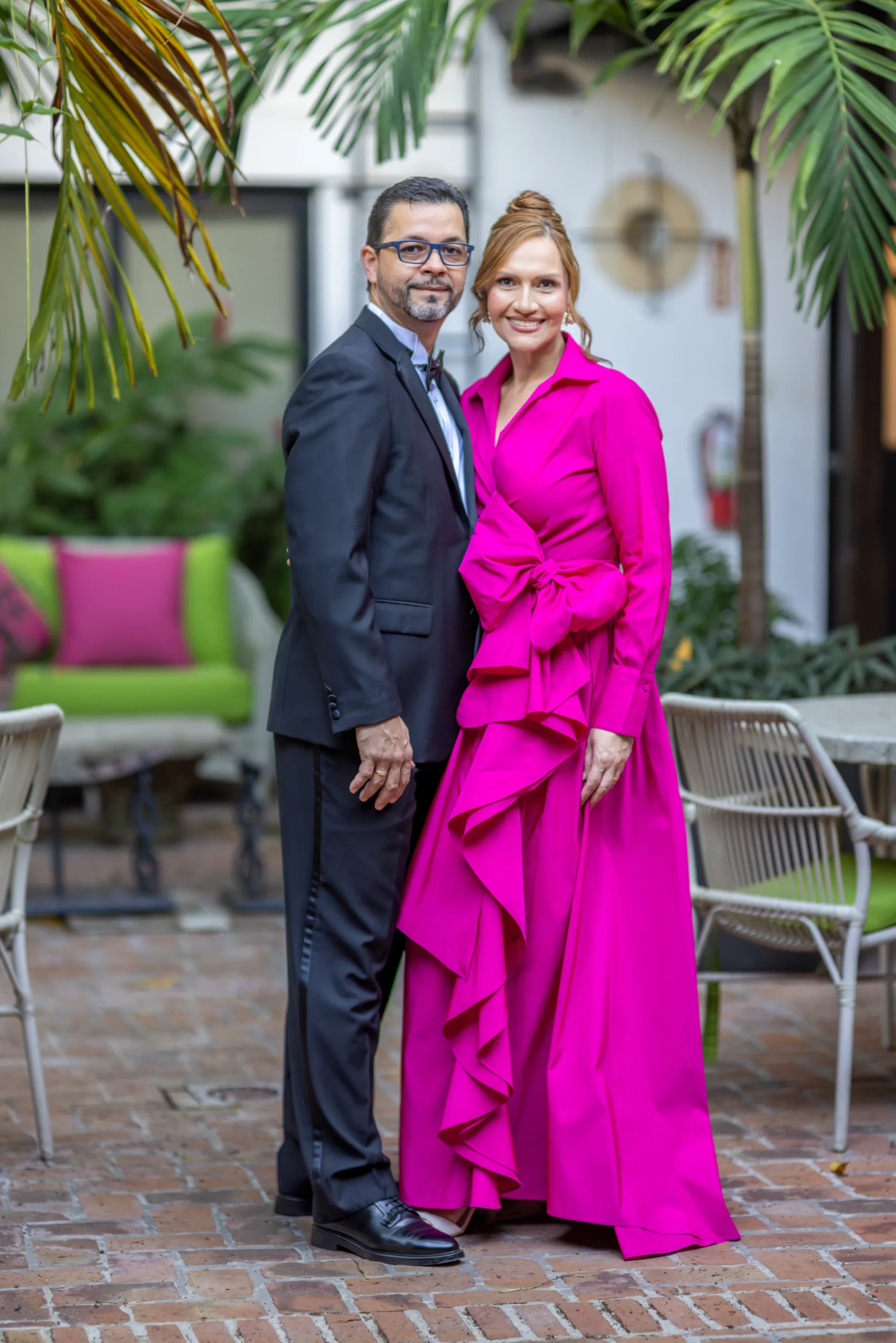 Sesión de compromiso en Zona Colonial República Dominicana con arquitectura histórica de fondo.