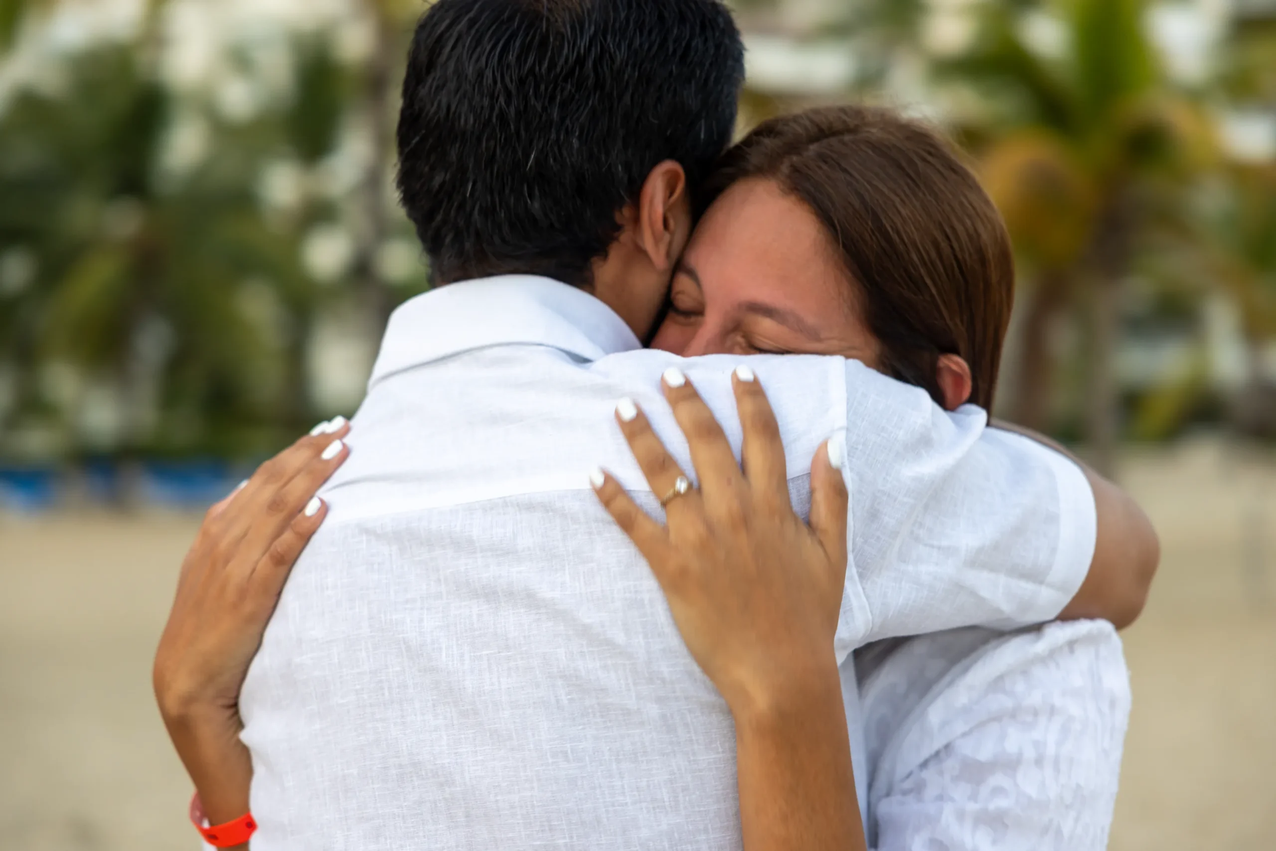 sesión de fotos de propuesta de matrimonio en la playa con fotógrafo profesional