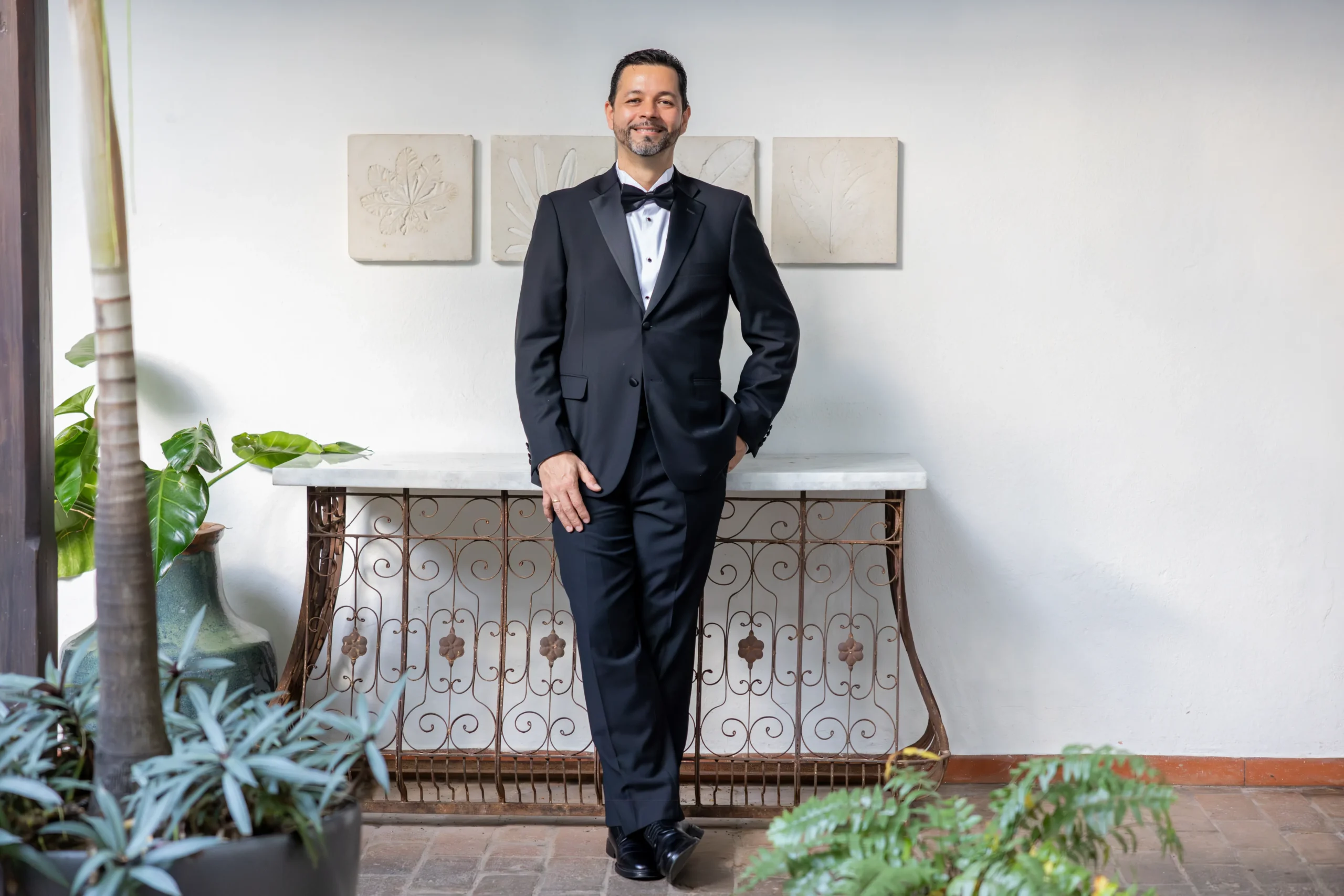 Sesión de fotos de aniversario en Zona Colonial Santo Domingo con estilo elegante.