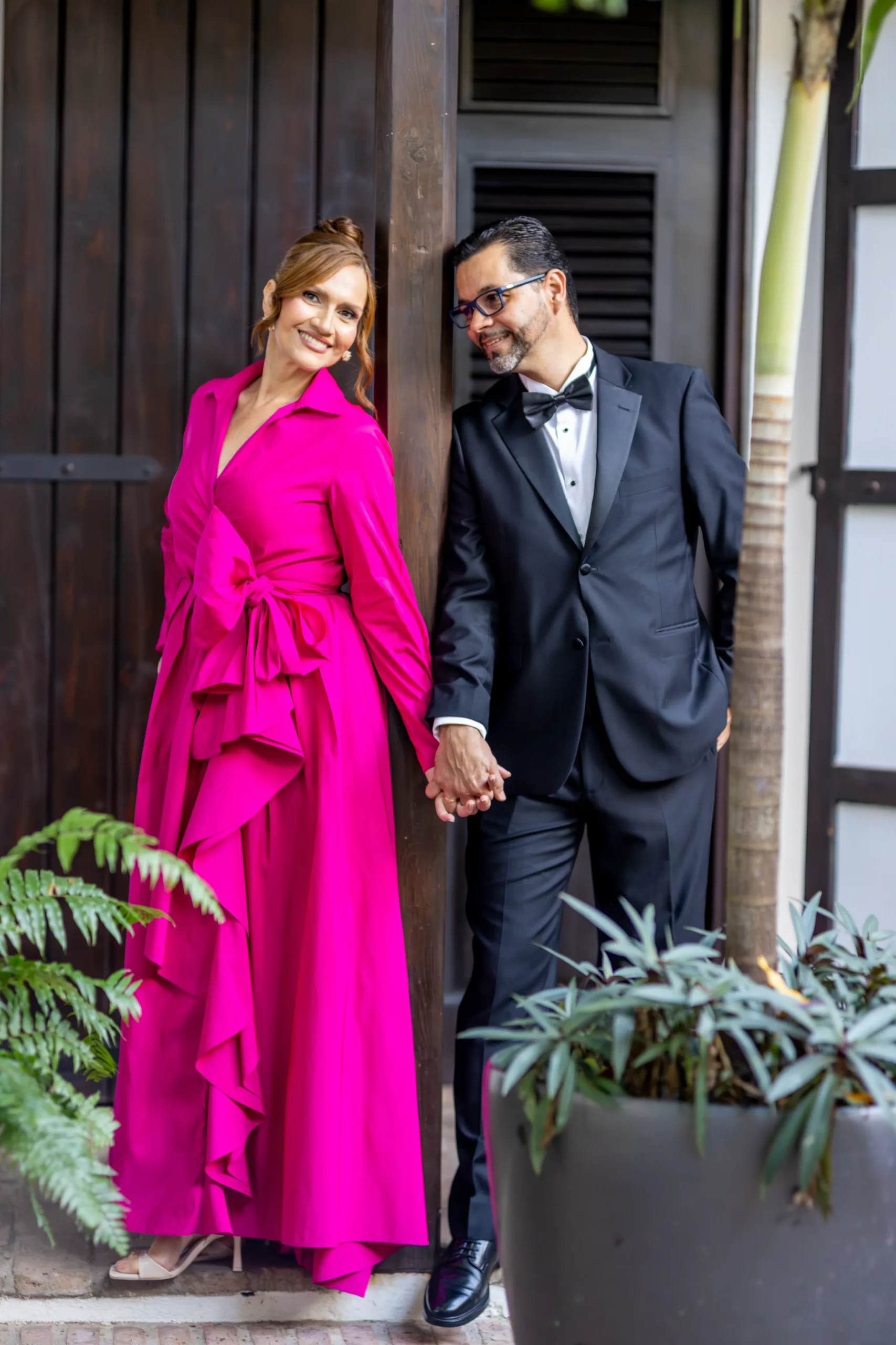 Sesión de fotos en Zona Colonial Santo Domingo con pareja caminando por calles coloniales al atardecer.