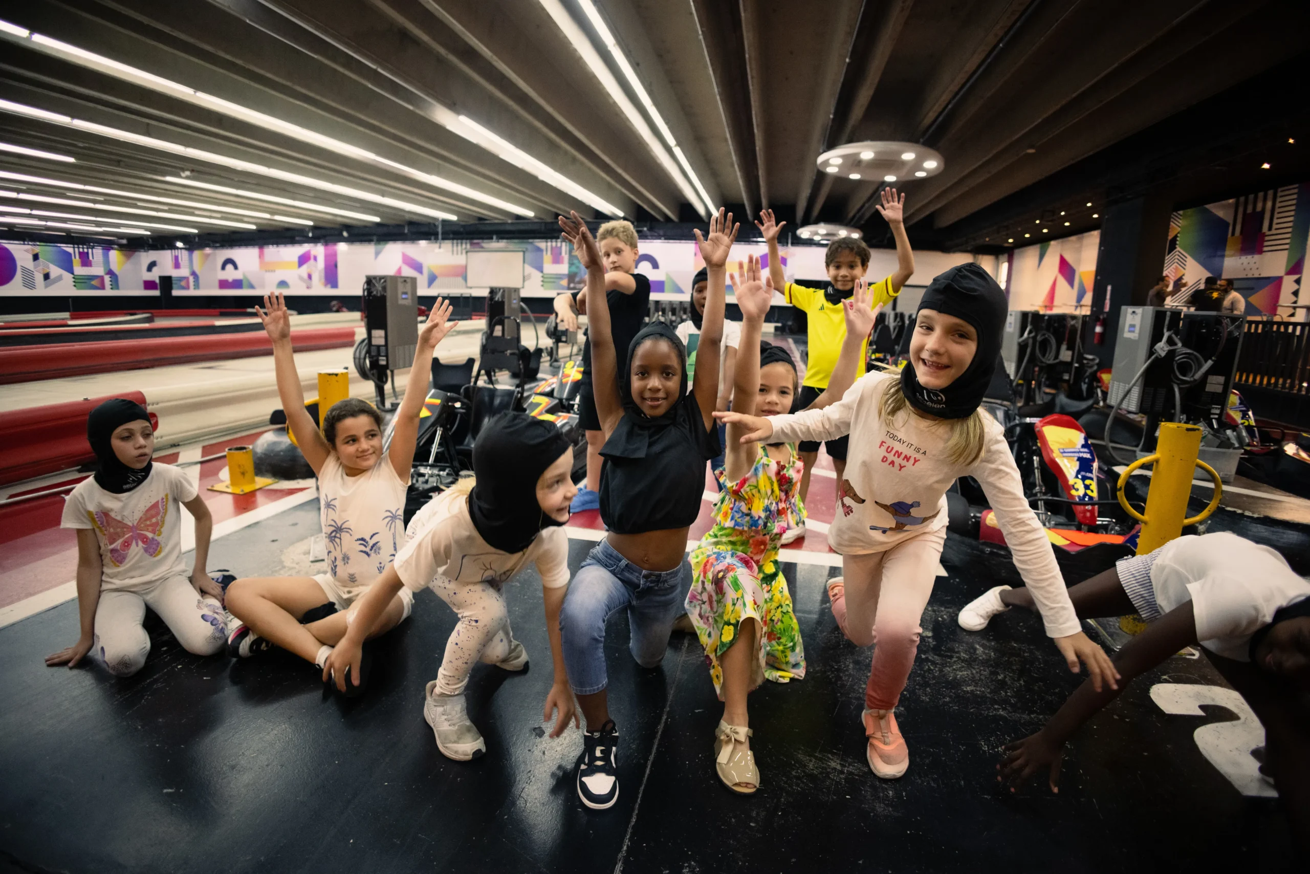 Fotógrafo cumpleaños interior Santo Domingo — fiesta de niños temática go-kart carreras