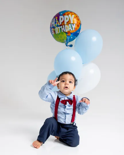 Fotógrafo de estudio cumpleaños Santo Domingo — bebé con padres y globos