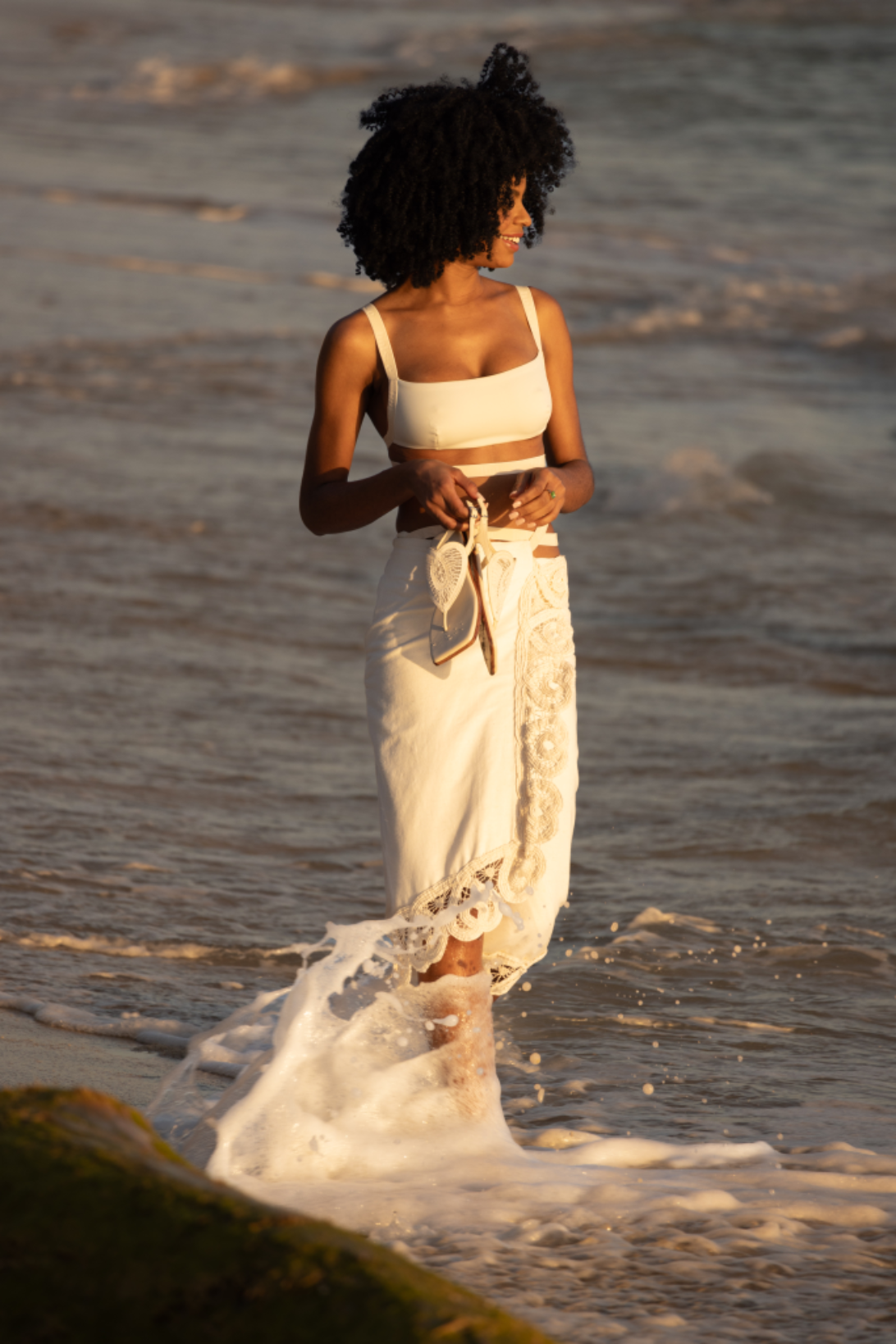 Sesión fotográfica en la playa, ¡resalta tu estilo con un fotógrafo de moda profesional!