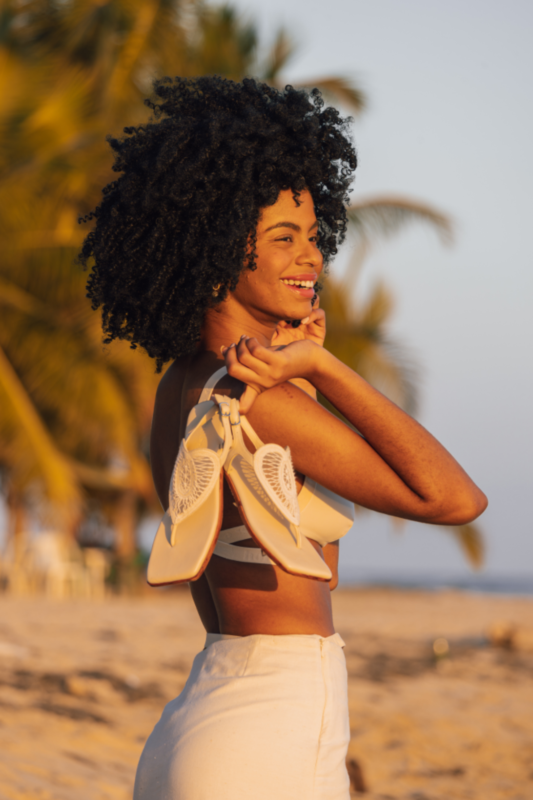 Haz que tu estilo brille con una sesión fotográfica en la playa de Santo Domingo.