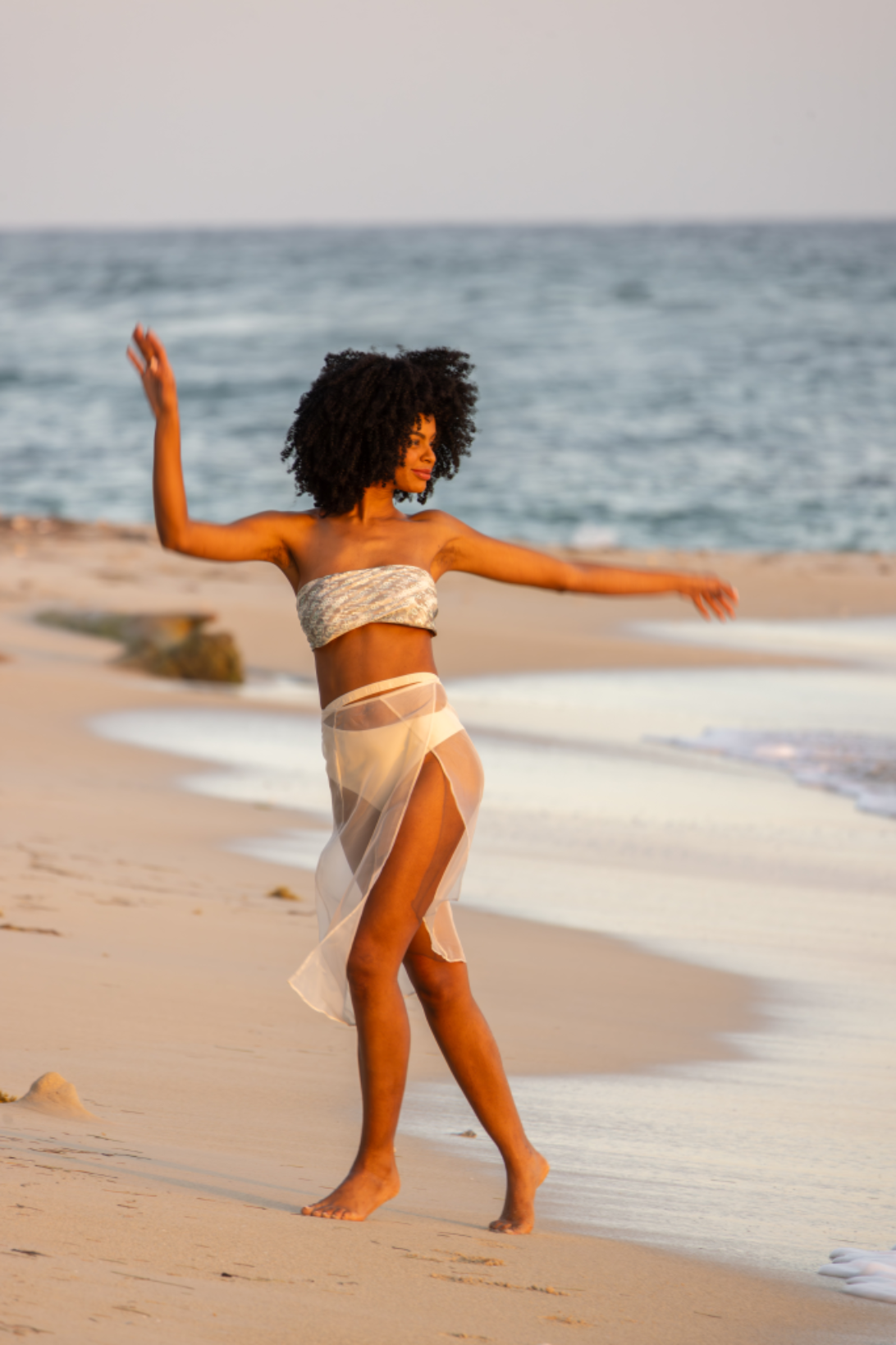 Sesión de fotos de moda al atardecer en la playa de Santo Domingo, República Dominicana.
