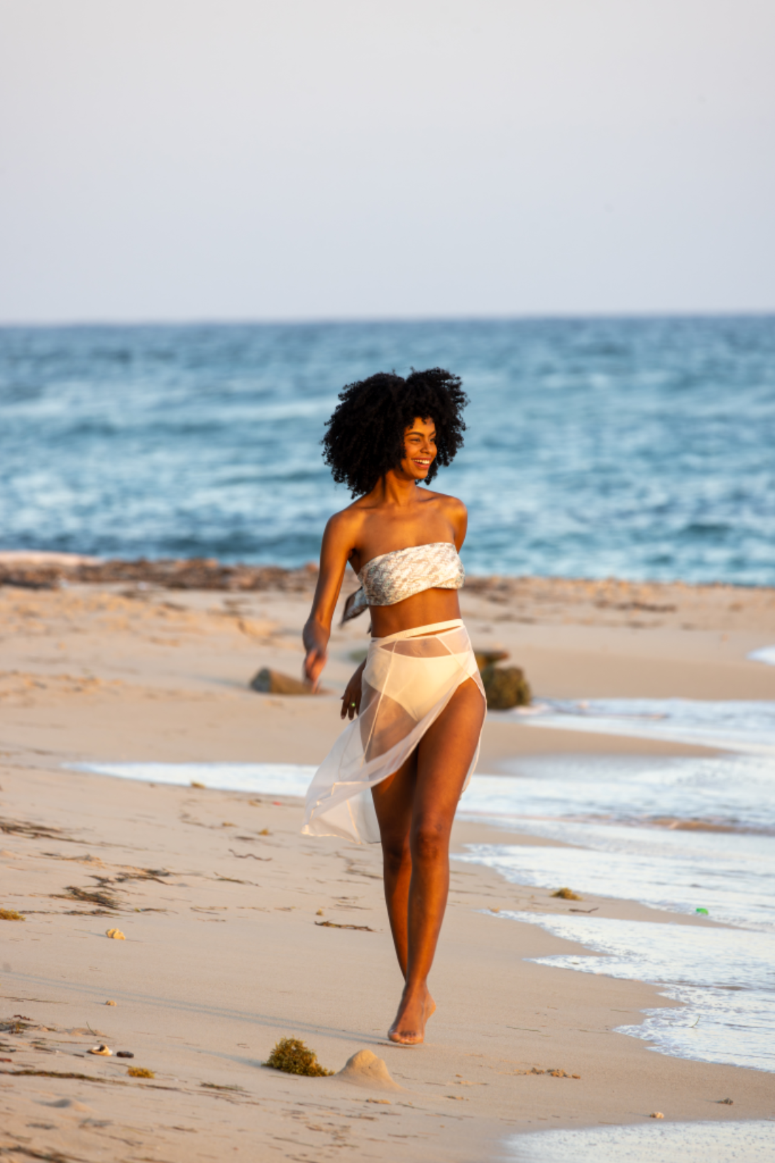 Vive una sesión fotográfica de moda en la playa de Santo Domingo con un fotógrafo de renombre.