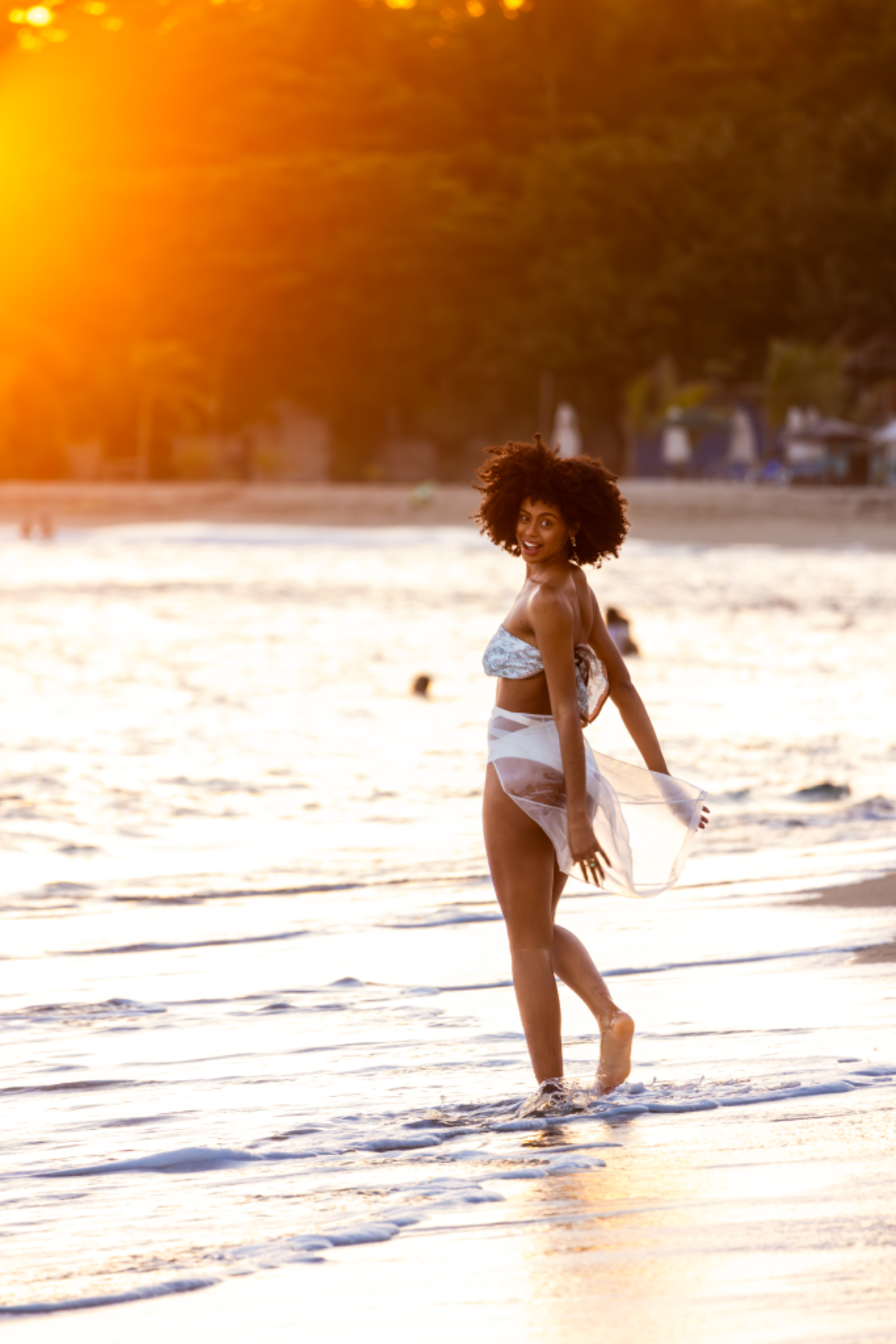 Sesión de fotos en la playa, capturando la moda en el corazón de Santo Domingo.