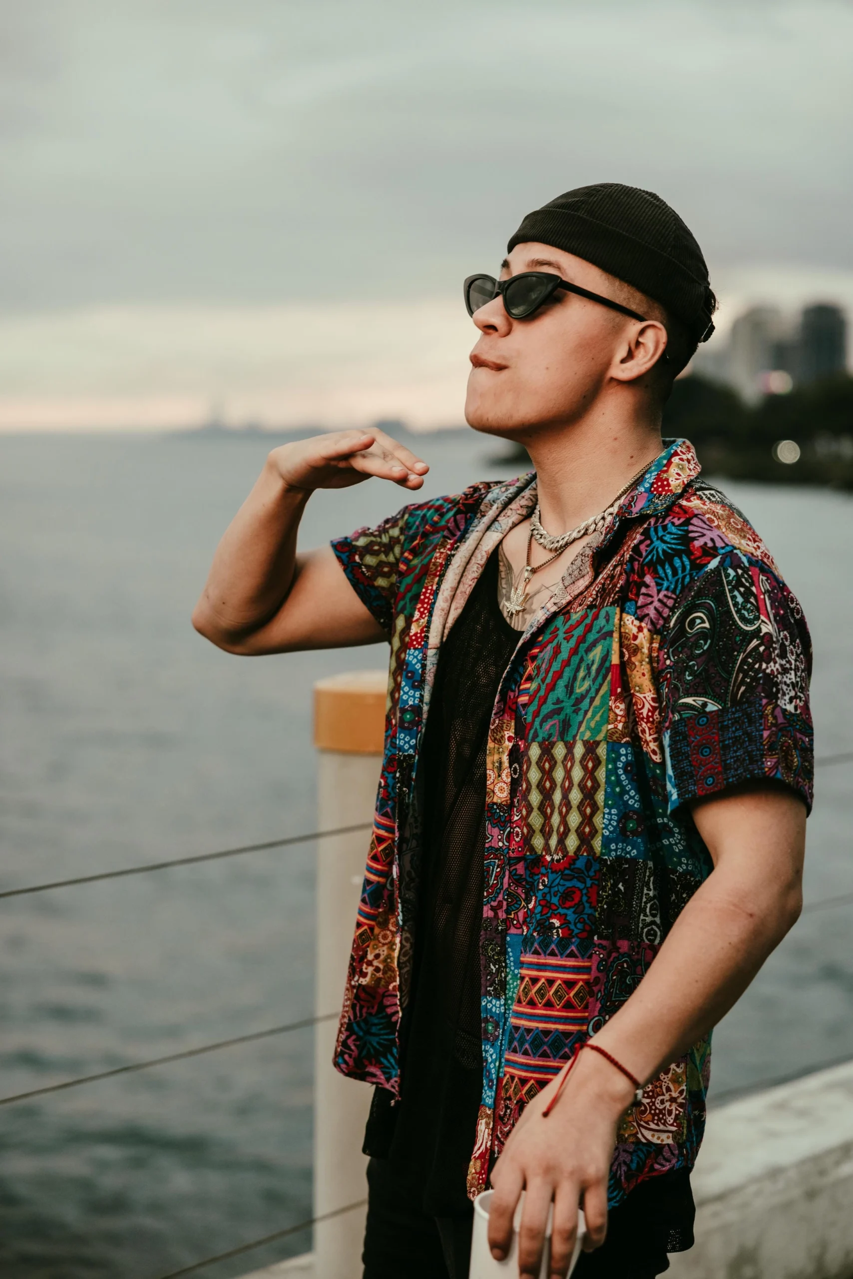 Retrato con luz natural en costa de Santo Domingo