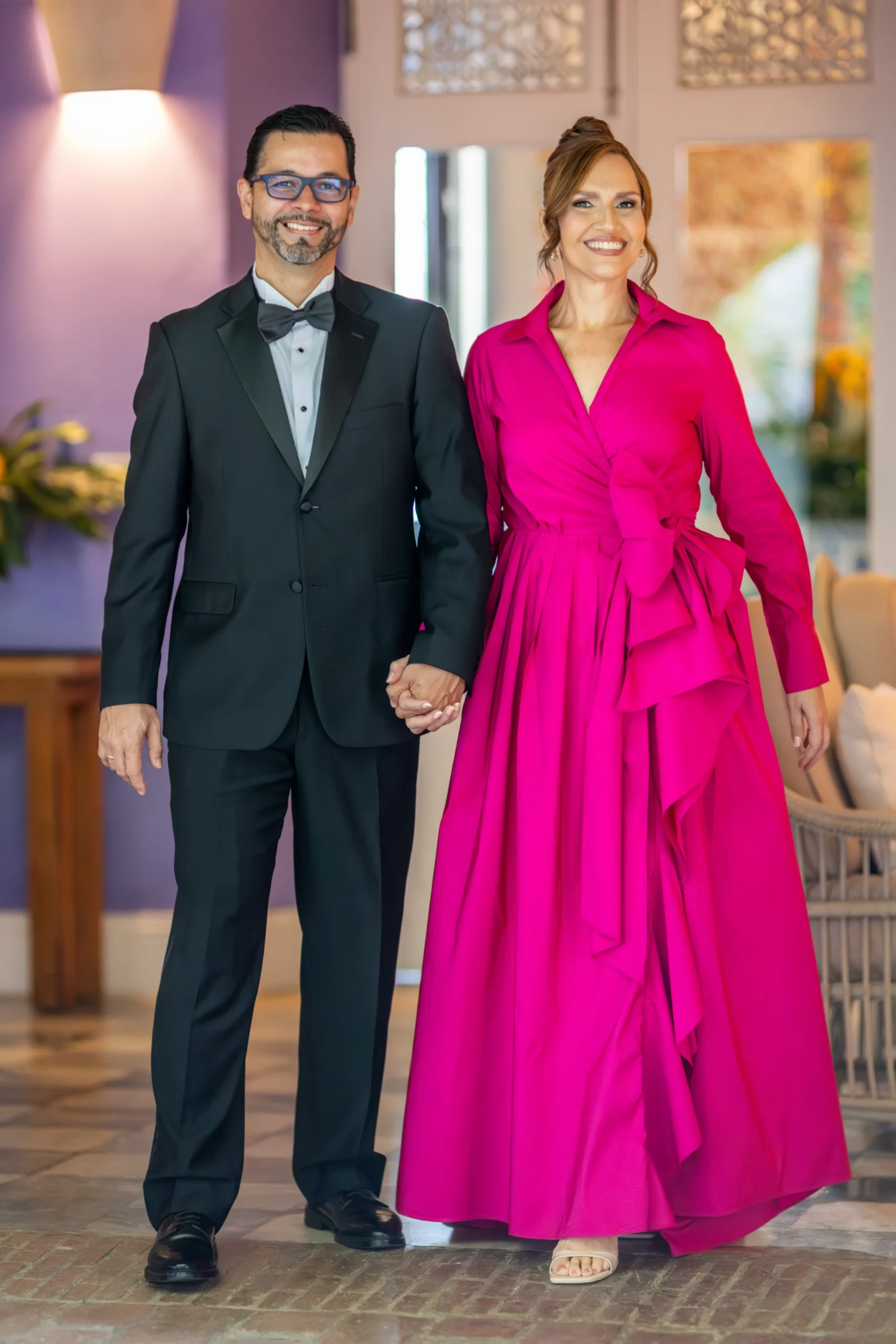 Engagement session en Zona Colonial Santo Domingo con pareja abrazándose frente a edificio colonial.