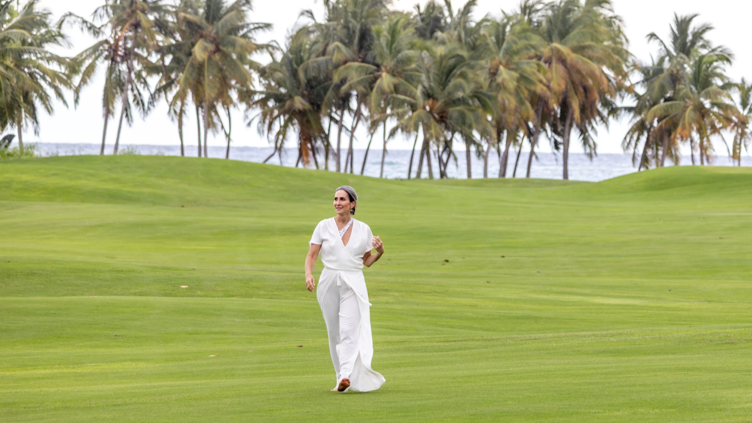Fotógrafo en Tortuga Bay República Dominicana retrato en paisaje tropical — Babula Shots RD